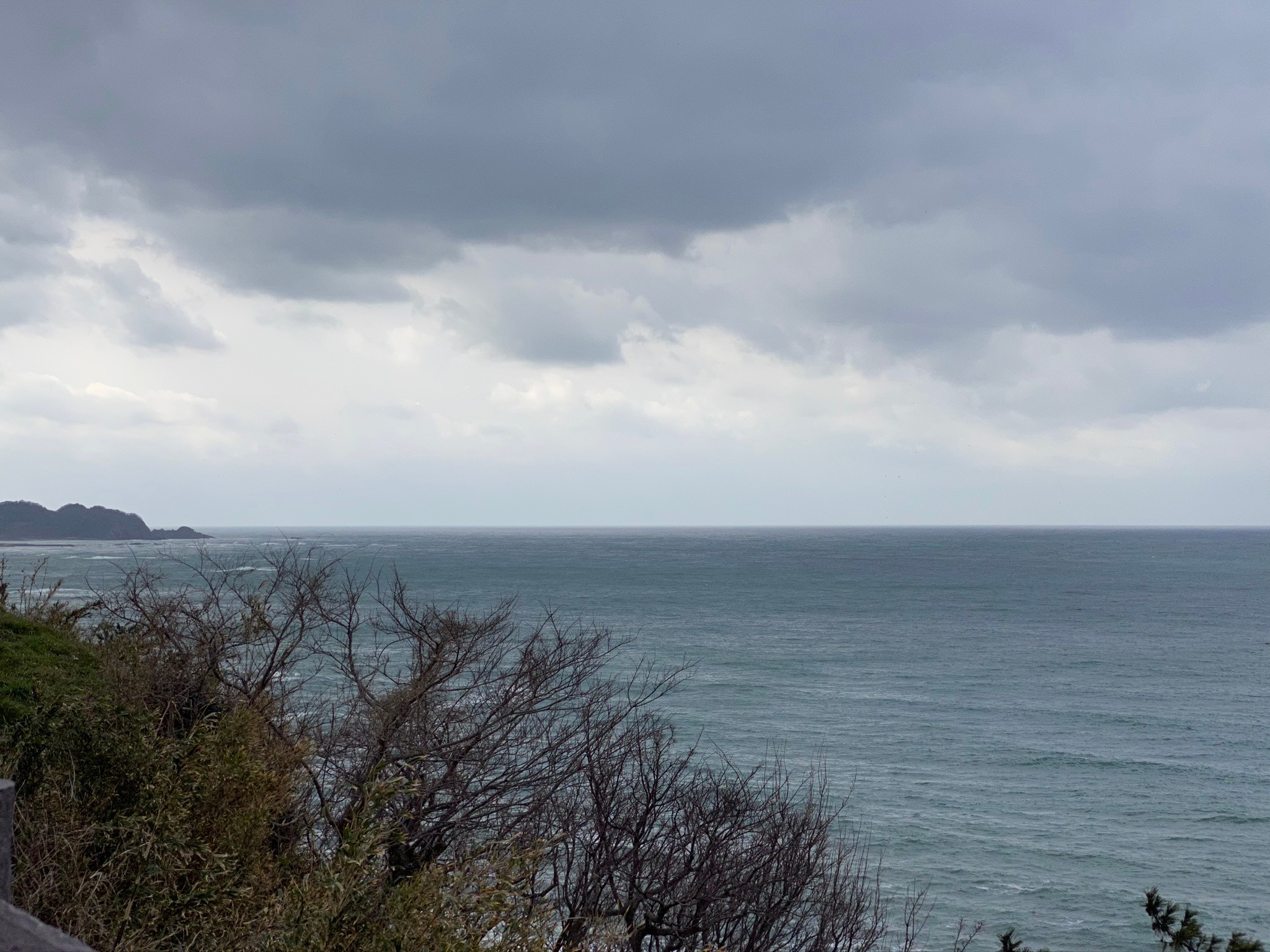 禄剛崎灯台から日本海を眺める