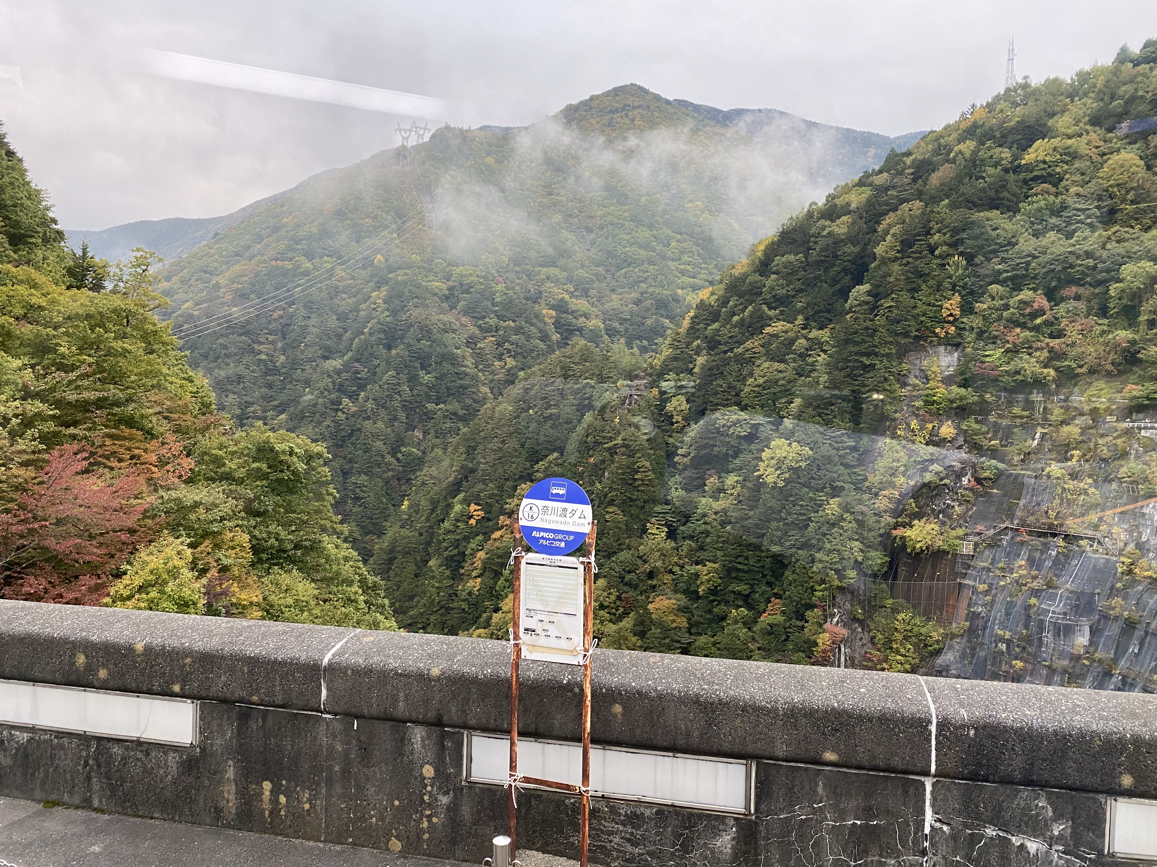バス車内から奈川渡ダムを撮影